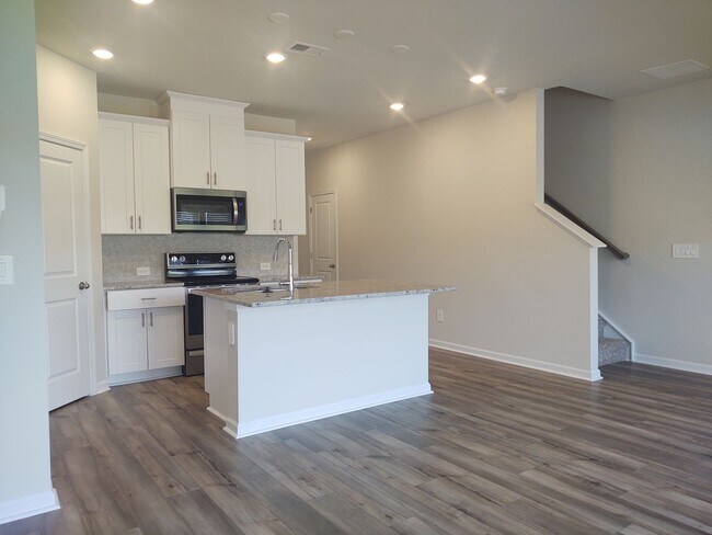 Foto del edificio - Newer Build, Pristine move in ready home l...