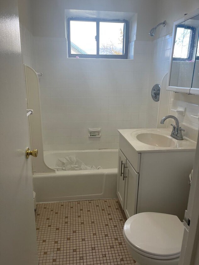 Foto del edificio - HUGE Studio , AC, Dishwasher HW floors Lots of Closets ! 1 free month