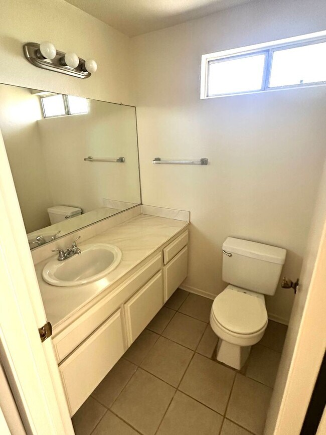 Foto del edificio - Spacious Woodbridge Condo -Townhouse model...