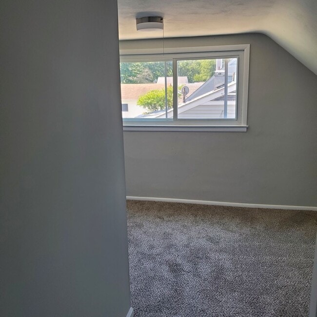 Building Photo - 4BDRM 1 1/2 BATH HOUSE FOR RENT