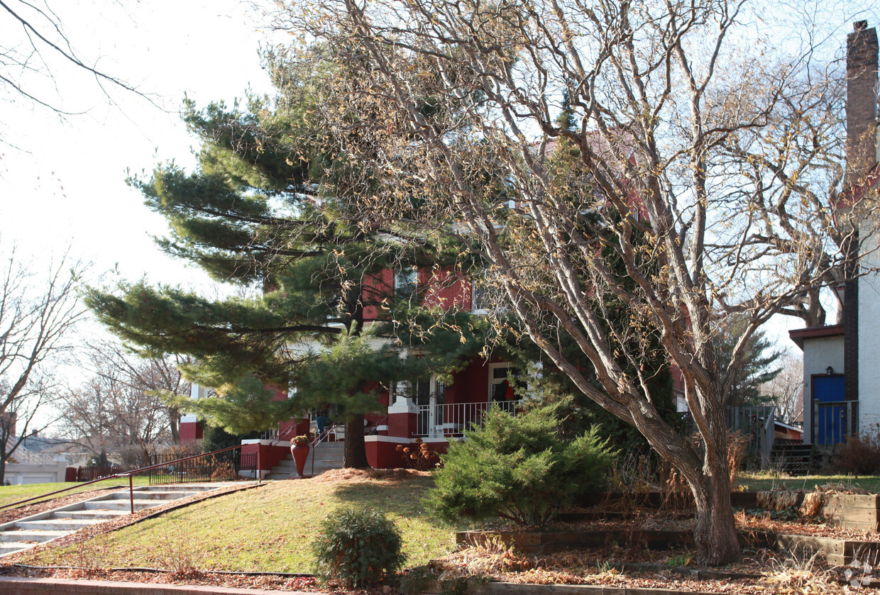 Building Photo - 2444 Pillsbury Ave