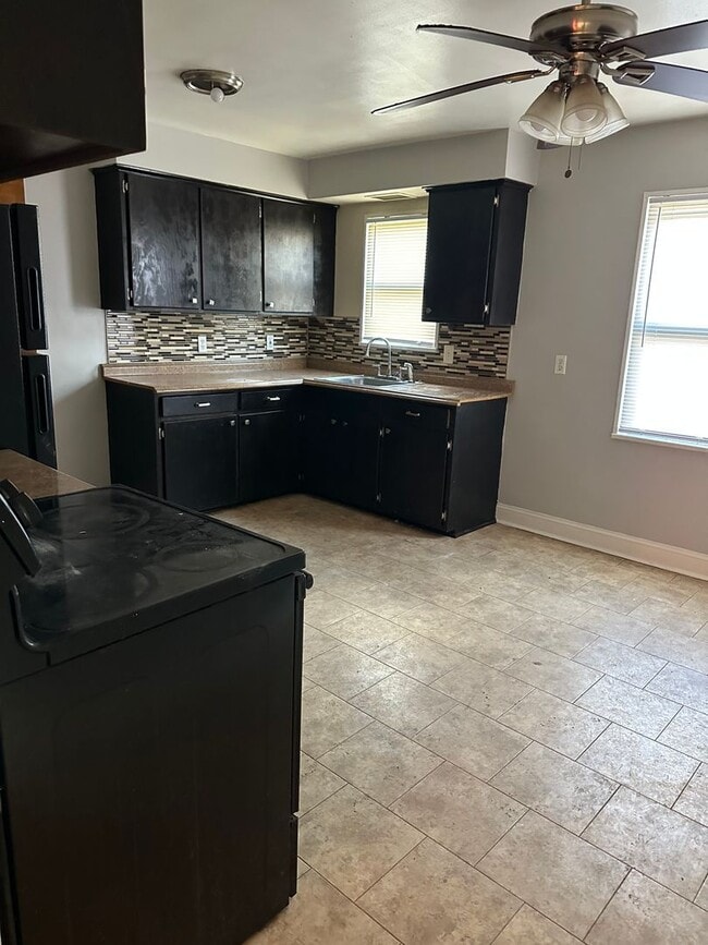 Building Photo - Single Family Home 3 beds 1 bath Available Now!