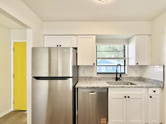 Building Photo - 5212 Peach Ave