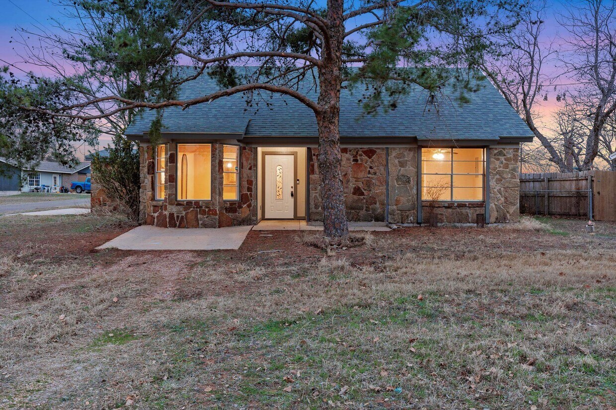 Primary Photo - 400 N River Oaks Dr