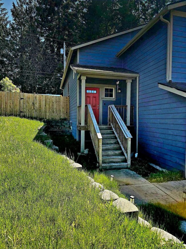 Building Photo - Bright and cheery 3 bed with fully fenced ...