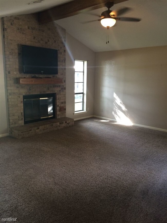 Building Photo - 4213 Woodcrest Dr