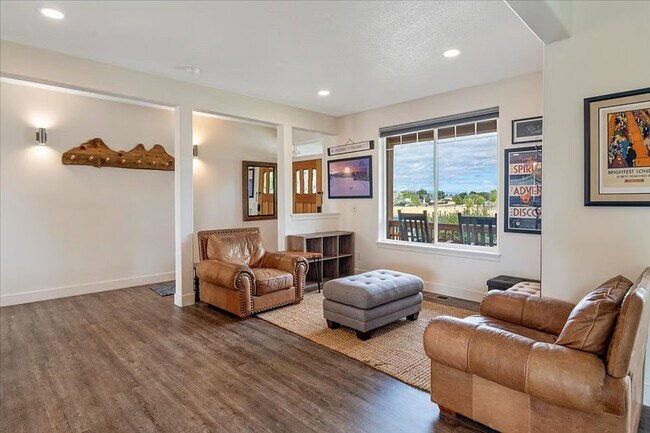 Foto del edificio - 1622 NW Rimrock Dr