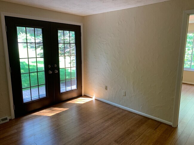 Foto del edificio - 111 Little Glen Dr