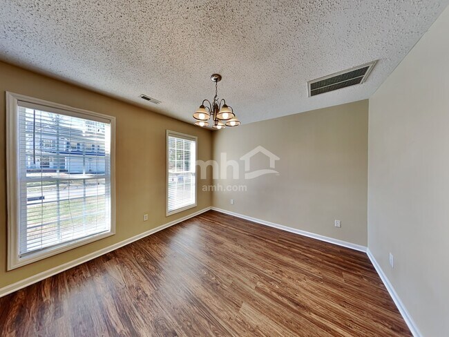 Foto del edificio - 4319 Armitage Dr