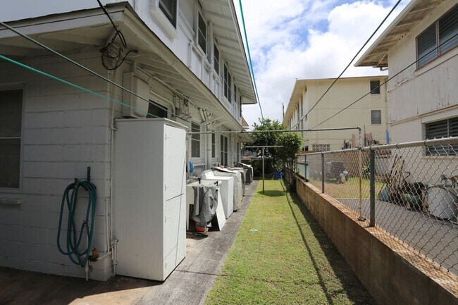 Building Photo - McCully - 1 Bdrm/1 Bath/1 Prkg - $1,300