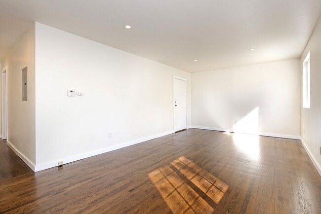 Building Photo - Newly Remodeled, Top Floor , One Bedroom