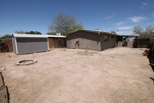 Building Photo - 2665 N Leah Pl