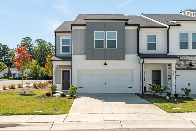 Gorgeous end-unit townhome near Briar Creek! - Gorgeous end-unit townhome near Briar Creek!