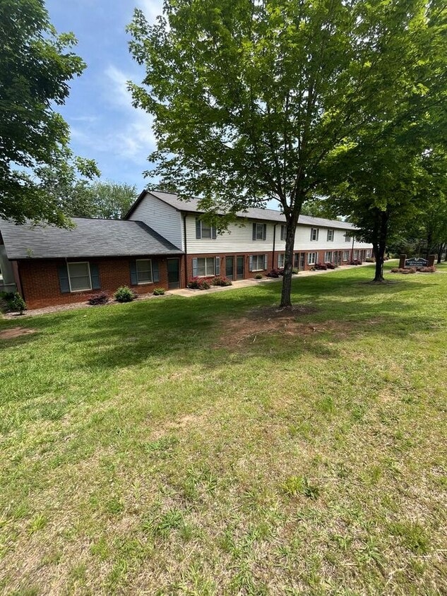 Foto principal - Renovated 2BD/1.5 Unit at Northowne Heights