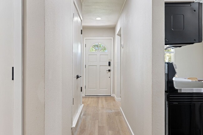 Building Photo - 1910 N Floyd Rd