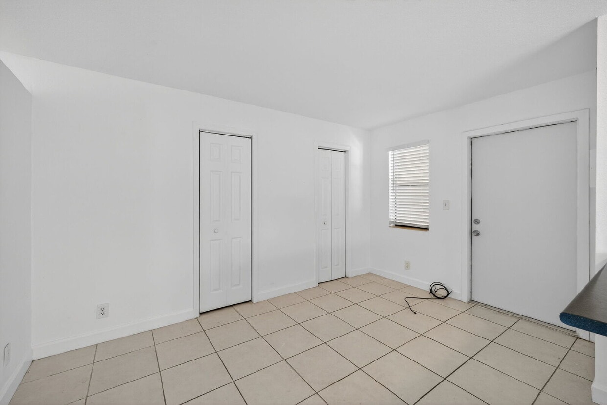Building Photo - Bright & Modern 1-Bedroom Apartment in Prime Oakland Park Location