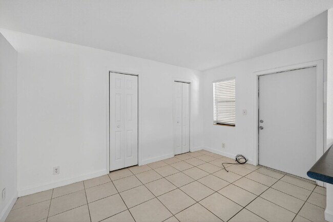 Foto del edificio - Bright & Modern 1-Bedroom Apartment in Prime Oakland Park Location