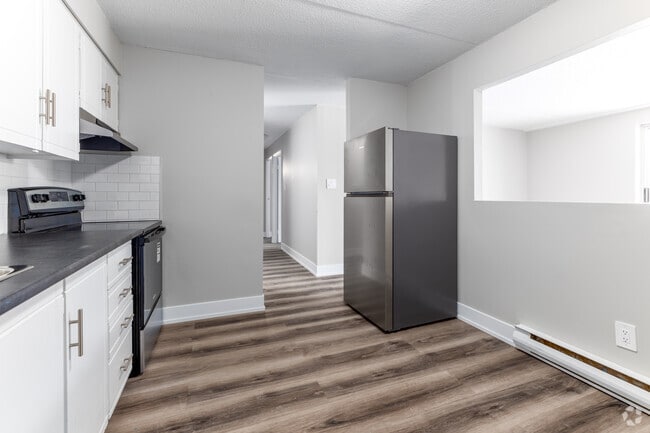 2BR, 1BA - 743SF - Kitchen - Crestview Suites