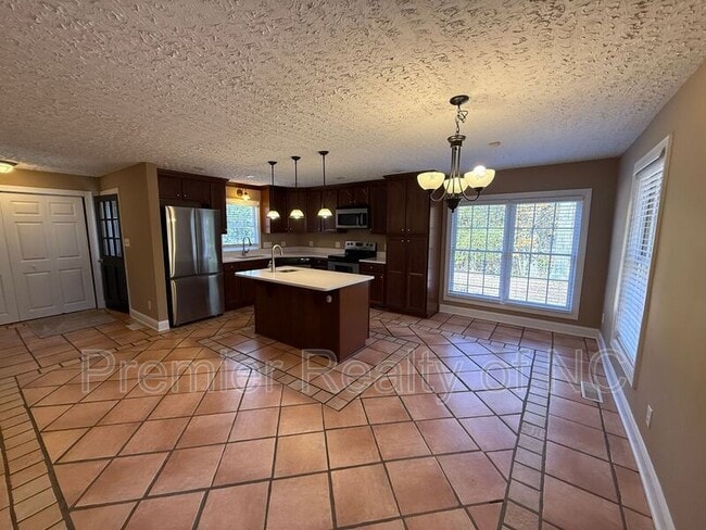 Building Photo - 201 Wandering Ln