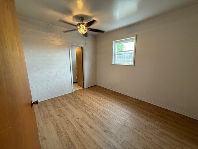 Foto del edificio - One bedroom, One bathroom front/back duple...