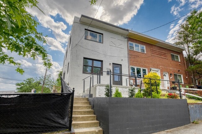 Foto del edificio - 5710 Eastern Ave NE