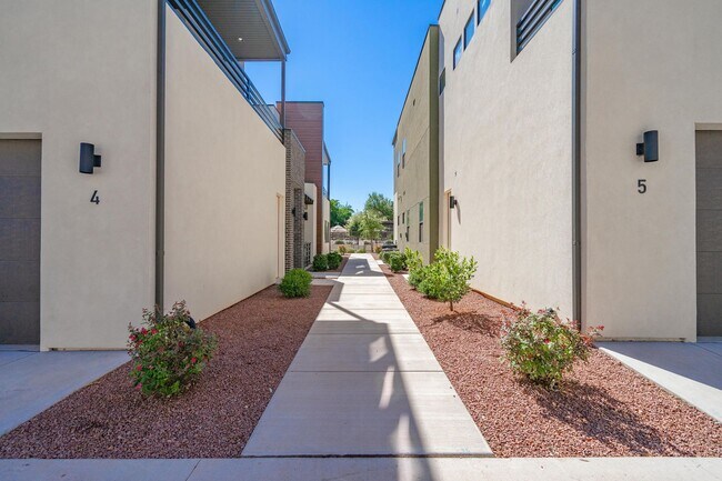 Foto del edificio - LUXURY GOLF COURSE CONDO - FULLY FURNISHED