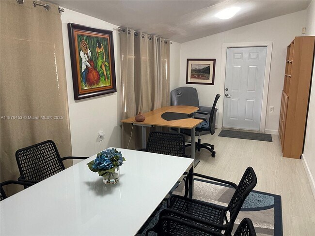 Foto del edificio - 400 NW 56th Ave.