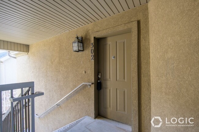 Building Photo - Stunning Top Floor Condo in Great Location!