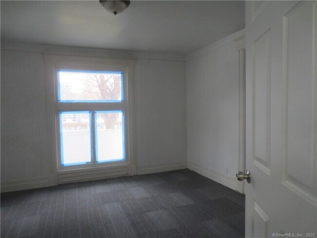 Building Photo - 305 S Main St