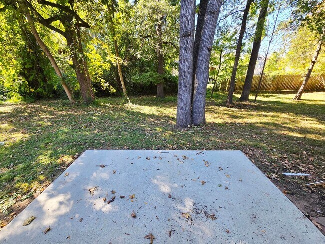 Building Photo - COMING SOON!!! Great 2 Bed 1 Bath in MEBAN...