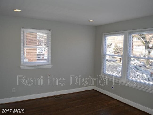 Foto del edificio - 707 Kennedy St NE