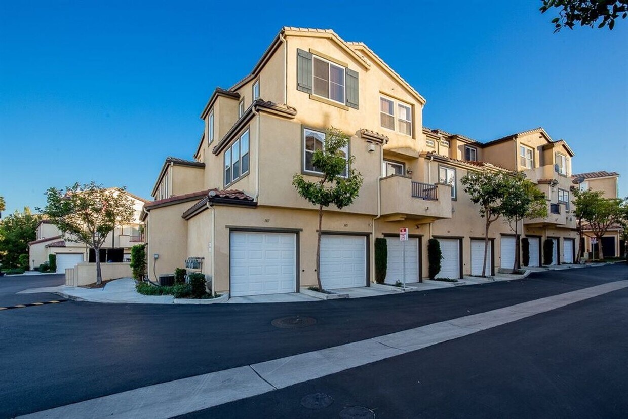Primary Photo - $3,000 - 3 Bed 3 Bath Townhome located at ...
