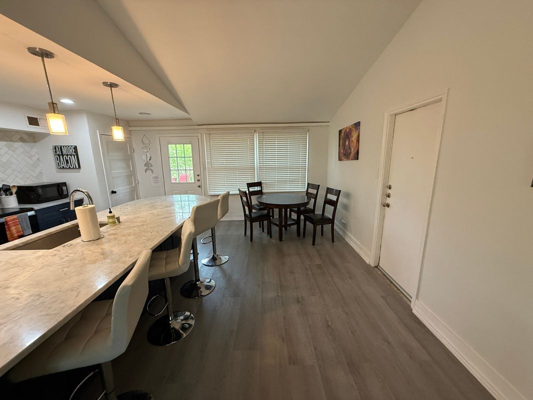 Foto del edificio - 819 Loganwood Ave