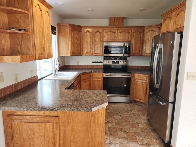 Building Photo - 3-bedroom 3 bath House