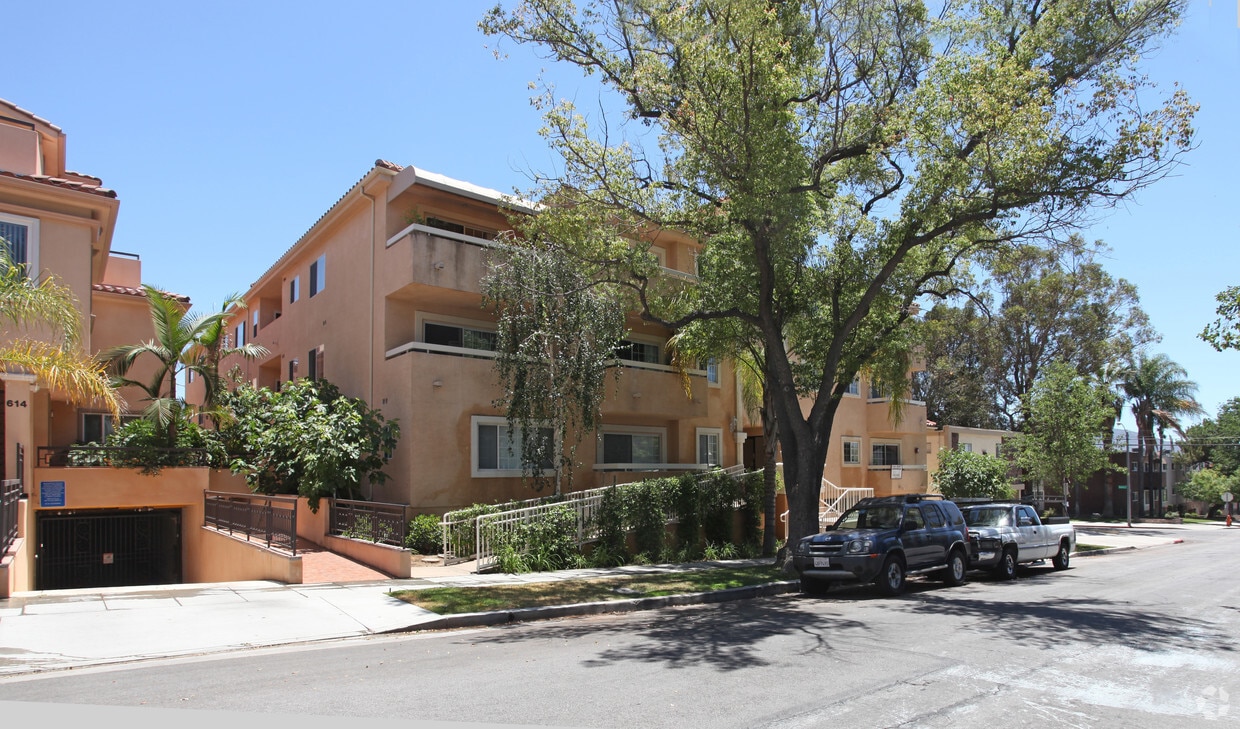 Building Photo - 608 E Tujunga Ave