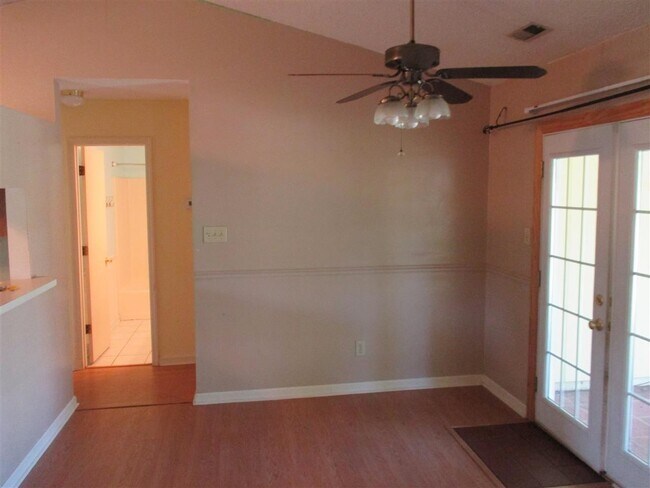 Building Photo - 107 Pine Needle Dr