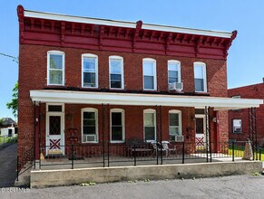 Building Photo - 5 Alden St
