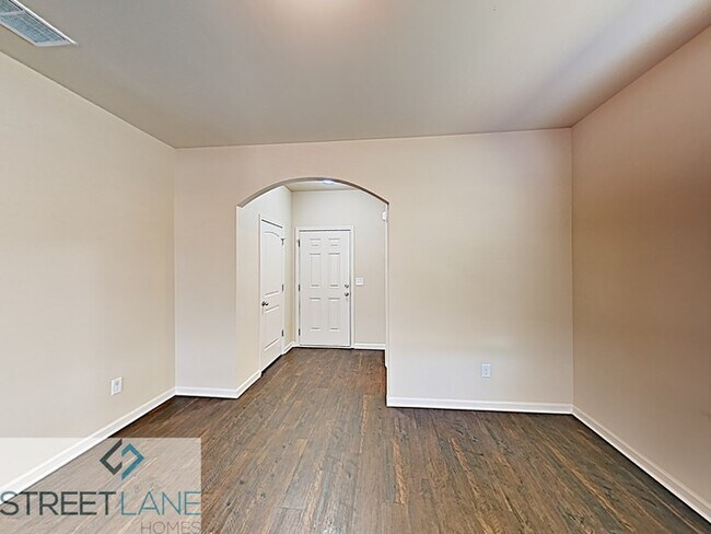 Building Photo - Charming 4 Bedroom in Hampton!