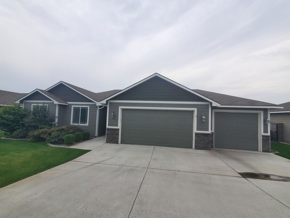 Primary Photo - MLS#286994 New carpet and fresh paint insi...