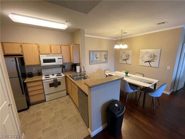 Foto del edificio - 2900 Sunridge Heights Pkwy