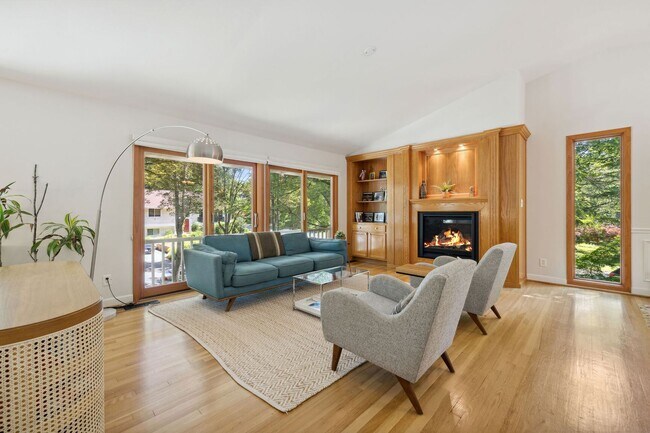 Building Photo - Spacious Split Foyer Home in New Mark Comm...