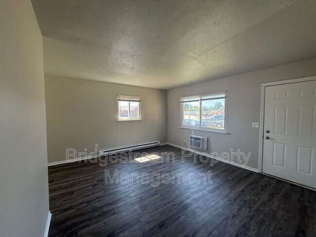 Foto del edificio - 4650 Waynedale Cir