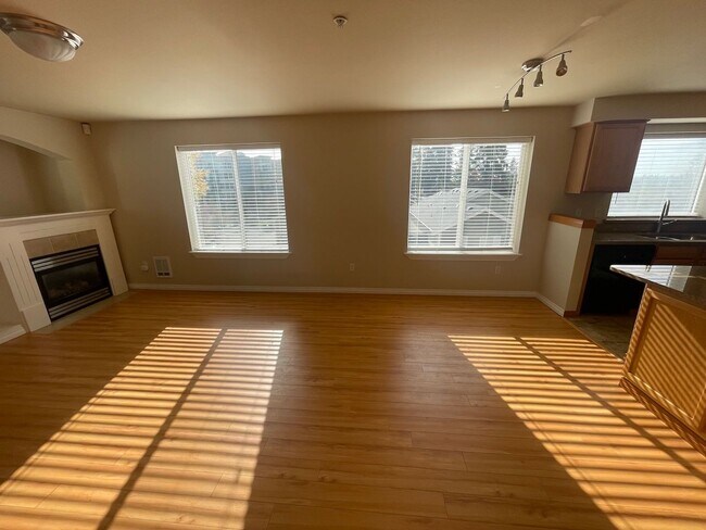 Building Photo - Extremely Spacious 3 Bedroom Condo for Ren...