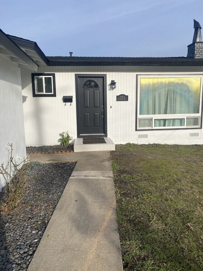 Foto del edificio - Beautifully updated 3 bedroom 2 bathroom R...