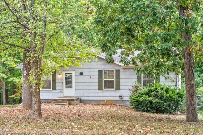 Building Photo - 3 Bedroom Home on Wooded Lot For Rent!