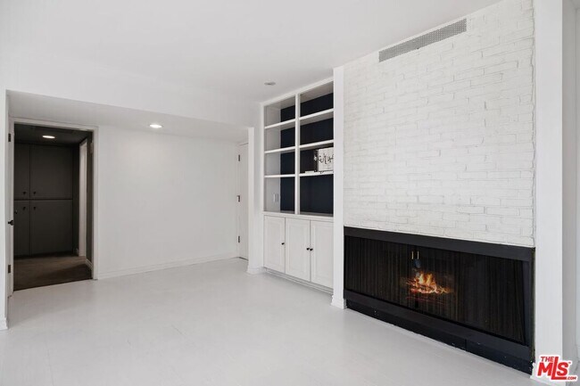 Building Photo - 949 N Kings Rd