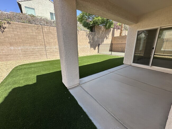 Building Photo - 2664 Strichen Ave