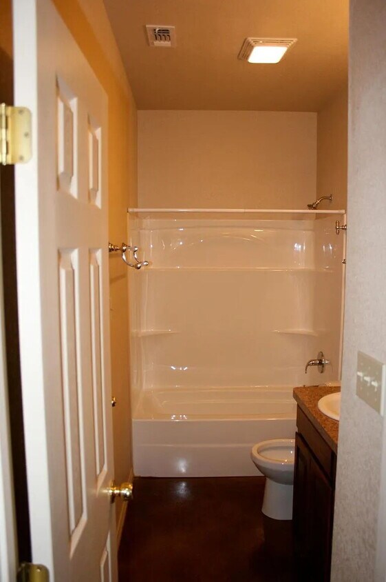 Foto del edificio - 3 bedroom 1 bath duplex
