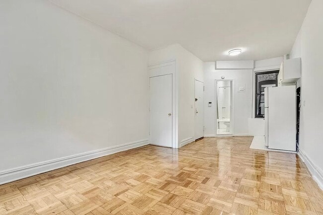 Building Photo - NO FEE Two Bed on Upper East Side! Won't S...