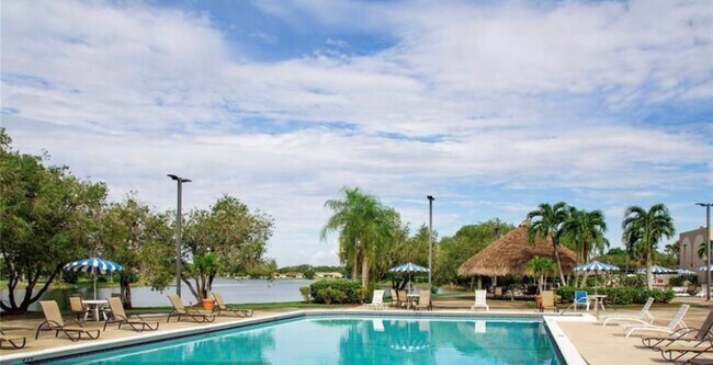 Foto del edificio - 380 Racquet Club Rd